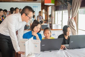 Ông Vũ Minh Trí, Tổng Giám đốc Microsoft Việt Nam tham dự khởi động dự án Con đường mơ ước