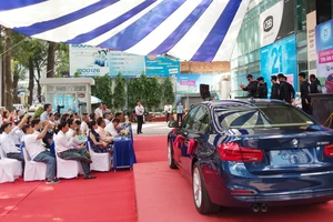Chiếc xe hơi BMW 330i cho khách hàng Ngô Duy Tân 