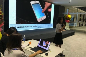 Đội vào Chung kết cuộc thi Vietnam IoT Hackathon 2017 thuyết trình