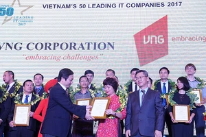 Giám đốc Sở TT-TT TPHCM Dương Anh Đức trao phẩn thưởng cho đại diện VNG