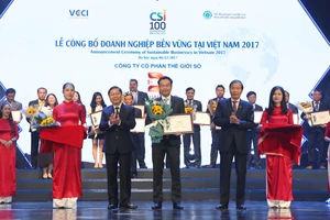 Ông Đoàn Hồng Việt nhận giải thưởng