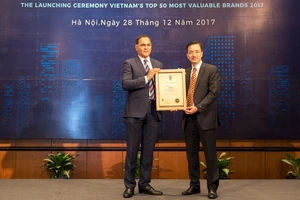 Lãnh đạp MobiFone nhận danh hiệu Top 10 thương hiệu giá trị nhất Việt Nam
