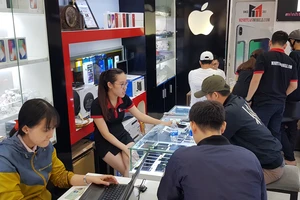 Khách hàng mua iPhone tại của hàng của Minh Tuấn Mobile