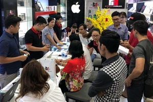 Khách hàng mua iPhone tại Minh Tuấn Mobile