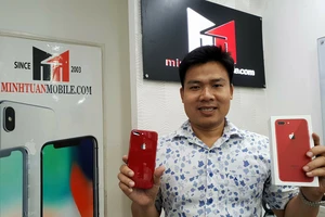 Ông Minh Tuấn với iPhone 8 Plus màu đỏ