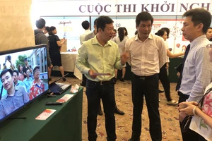 Ông Nguyễn Việt Dũng, Giám đốc Sở KHCN TPHCM (trái) tìm hiểu sản phẩm du lịch của các nhóm khởi nghiệp