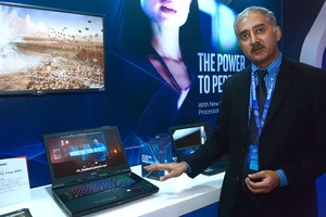 Ông Kris Kolady, giám đốc Marketing của Intel giới thiệu bộ vi xử lý Intel Core i9