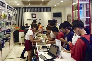 Khách hàng mua smartphone tại Di Động Việt