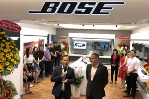 Mai Nguyên và đại diện hãng Bose tại buổi khai trương của hàng mới