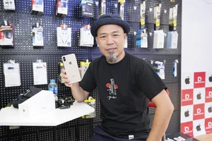 Nhạc sĩ Huy Tuấn mua iPhone Xs Max