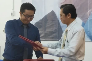 Ông Ngô Tấn Vũ Khanh, Giám đốc Phát triển Kaspersky Lab Việt Nam (trái) và ông Nguyễn Hoàng Anh, Hiệu trưởng trường iSpace tại buổi ký kết hợp tác