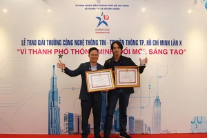 MoMo nhận 2 bằng khen và giải thưởng của UBND TPHCM