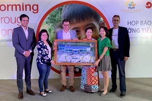 Ông Sheshagiri Malliah, Giám đốc khu vực tiểu lục địa Ấn Độ, Malaysia và Đông Dương, trao tặng trường Tiểu học Alua cho bà Lương Thị Hương, Giám đốc văn phòng Children of Vietnam
