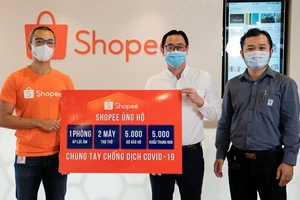 Đại diện Shopee Việt Nam (trái) trao tặng hỗ trợ cho đại diện Hội Thầy thuốc trẻ Việt Nam