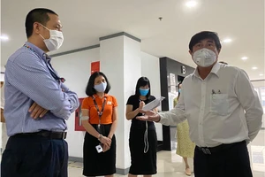 Đồng chí Nguyễn Thành Phong kiểm tra tình hình phòng chống dịch tại FPT Software