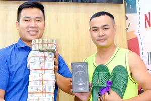 Anh Lê Văn Hiếu (phải) mua iPhone tặng vợ