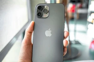 Vì sao iPhone 12 chính hãng rẻ hơn hàng xách tay?
