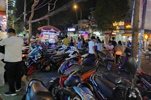 Một bãi giữ xe lấn chiếm vỉa hè, “chặt” khách hàng trên đường Quang Trung, đoạn gần chợ Hạnh Thông Tây, quận Gò Vấp
