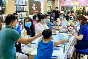 Khách hàng trẻ luôn tìm đến Minh Tuấn Mobile (Hình tư liệu chụp trước đợt dịch thứ tư) 