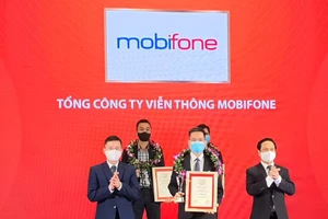Đại diện MobiFone tại lễ trao giải Top 10 công ty công nghệ uy tín năm 2021