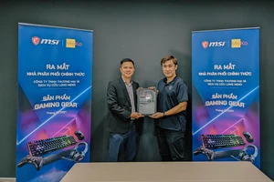 Ông Đinh Quang Trọng, Giám đốc công ty MeKo nhận chứng nhận nhà phân phối từ ông Andy Yang, Giám đốc mảng Linh kiện máy tính của MSI Việt Nam