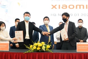 Đại diện Xiaomi Việt Nam và Synnex FPT ký thỏa thuận