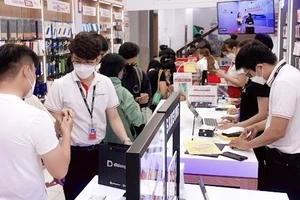 Khách hàng mua sắm dịp Tết Nguyên Đán tại Di Động Việt