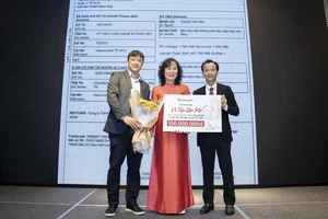 Di Động Việt trao 100 triệu đồng vào quỹ Mẹ đỡ đầu thuộc Hội Liên hiệp Phụ nữ Việt Nam tại sự kiện
