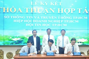 Lễ ký kết thỏa thuận hợp tác giữa Sở TT-TT TPHCM, Hiệp hội Doanh nghiệp TPHCM và Hội tin học TPHCM. Ảnh: CAO THĂNG