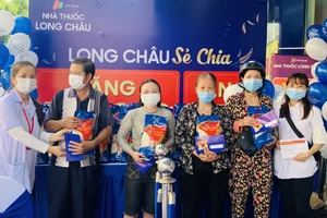 FPT Long Châu tặng thuốc miễn phí và nhiều tấn gạo, sẻ chia cùng những người có hoàn cảnh khó khăn.