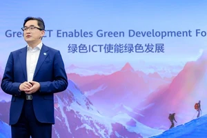 Ông Kevin Zhang, Giám đốc Marketing Mảng Kinh doanh Cơ sở hạ tầng ICT của Huawei trình bày báo cáo Phát triển Xanh 2030 tại HAS 2022