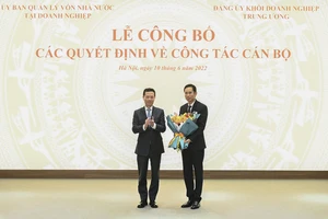 Bộ trưởng Bộ TT-TT Nguyễn Mạnh Hùng tặng hoa chúc mừng Chủ tịch HĐTV MobiFone Nguyễn Hồng Hiển
