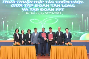 Lãnh đạo Tập đoàn Tân Long và FPT ký kết hợp tác