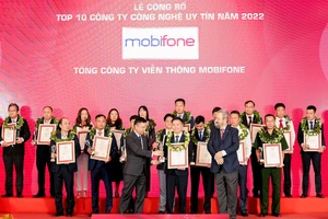Đại diện MobiFone nhận giải thưởng