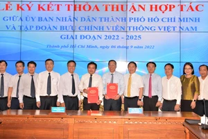 UBND TPHCM và VNPT ký kết “Thỏa thuận hợp tác về chuyển đổi số và xây dựng đô thị thông minh giai đoạn 2022 - 2025". Ảnh: CAO THĂNG