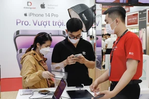 Khách hàng chọn mua iPhone tại Di Động Viêt