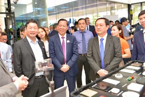 Chủ tịch UBND TPHCM Phan Văn Mãi, Bộ trưởng Bộ KH-CN Huỳnh Thành Đạt cùng các đại biểu tham quan triển lãm tại Lễ kỷ niệm. Ảnh: T.Ba