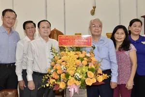 Phó Bí thư Thành ủy TPHCM Nguyễn Văn Hiếu đến thăm PGS-TS Phan Thanh Bình. Ảnh: CAO THĂNG