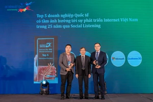 Ông David Wei, Tổng Giám đốc Huawei Việt Nam nhận giải thưởng ​