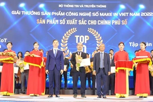 Đại diện VNPT nhận giải thưởng