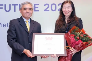 Ông Nguyễn Minh Hồng –Chủ tịch Hội Truyền thông số Việt Nam (VDCA) trao tặng bằng khen cho Huawei Việt Nam
