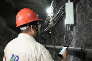 Một thợ mỏ đã thực hiện cuộc gọi video WeChat đầu tiên ở độ sâu 300m dưới lòng đất
