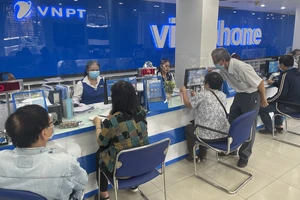 Người dân bổ sung thông tin thuê bao trước ngày 31-3 tại đại lý Vinaphone trên đường Hùng Vương, quận 10, TPHCM. Ảnh: HOÀNG HÙNG
