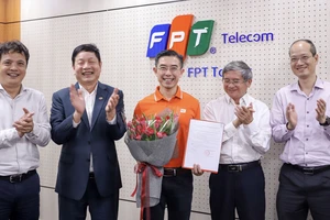 Tân Chủ tịch HĐQT FPT Telecom ông Hoàng Việt Anh nhận quyết định và hoa chúc mừng từ Ban Lãnh đạo FPT
