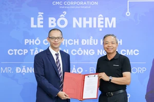 Chủ tịch tập đoàn CMC Nguyễn Trung Chính trao quyết định bổ nhiệm cho tân Phó Chủ tịch điều hành Đặng Ngọc Bảo