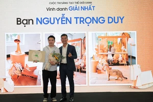 Ban tổ chức trao giải nhất cuộc thi cho tác giả Nguyễn Trọng Duy