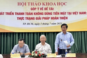 Tiến sỹ Hoàng Văn Ninh, Phó Viện trưởng IDS báo cáo đề tài tại hội thảo