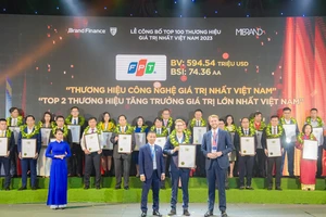 Đại diện FPT nhận chứng nhận FPT là Thương hiệu Công nghệ giá trị nhất Việt Nam.