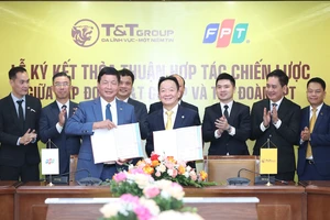 Ông Đỗ Quang Hiển, Chủ tịch Ủy ban Chiến lược T&T Group (phải) và ông Trương Gia Bình, Chủ tịch HĐQT FPT (trái) ký kết thỏa thuận hợp tác chiến lược giữa hai tập đoàn