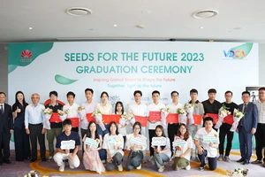 Sinh viên nhận chứng chỉ của Huawei Việt Nam sau khi hoàn thành chương trình đào tạo "Hạt giống cho tương lai 2023"